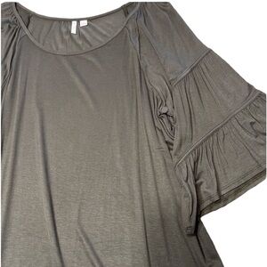 Bell sleeve tunic. Large. 207W